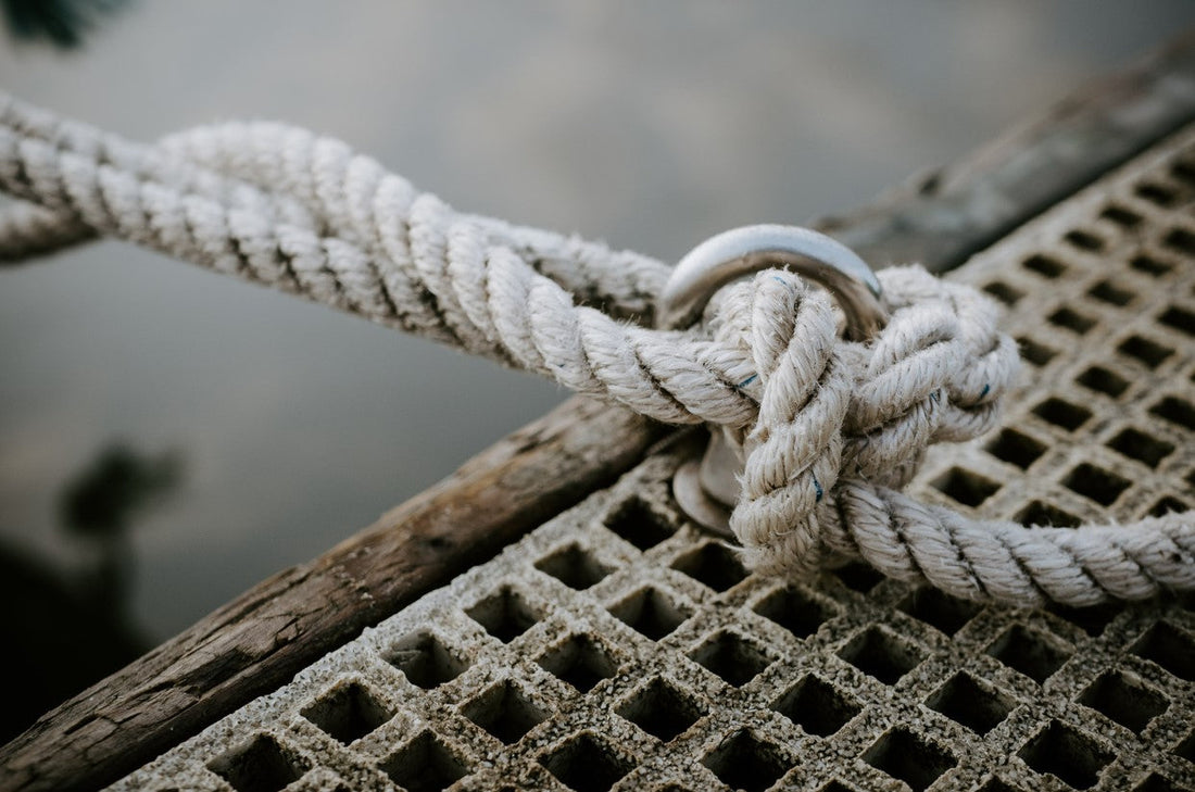 man beginning to tie clove hitch knot