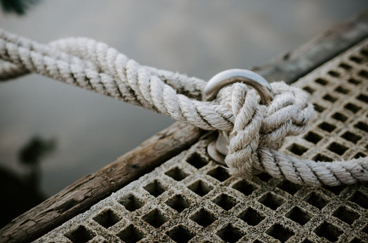 man beginning to tie clove hitch knot