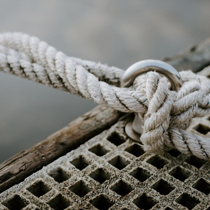 man beginning to tie clove hitch knot